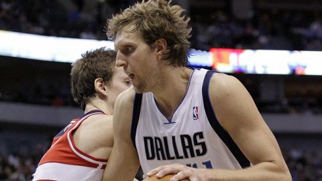 Jan Veselý se marně snaží zastavit hvězdu Dallasu Dirka Nowitzkého. Jan Veselý se marně snaží zastavit hvězdu Dallasu Dirka Nowitzkého.
