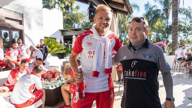 Mick van Buren si na footgolfu v Marbelle vykopal lahvinku pěnivého moku. Mick van Buren si na footgolfu v Marbelle vykopal lahvinku pěnivého moku.
