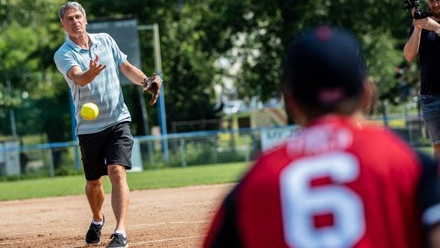 Jan Železný nadhazuje při otevřeném tréninku softbalové reprezentace. Jan Železný nadhazuje při otevřeném tréninku softbalové reprezentace.