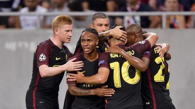 Radost hráčů Manchesteru City po jednom z gólů na hřišti Steauy. Radost hráčů Manchesteru City po jednom z gólů na hřišti Steauy.