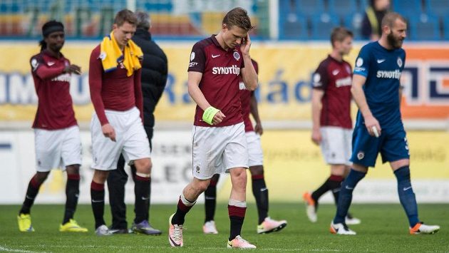 Fotbalisté Sparty opouštějí hřiště po remíze 1:1 v Teplicích. Fotbalisté Sparty opouštějí hřiště po remíze 1:1 v Teplicích.
