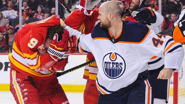 Útočník Edmontonu Zack Kassian (vpravo) v bitce s forvardem Calgary Matthewem Tkachukem. Útočník Edmontonu Zack Kassian (vpravo) v bitce s forvardem Calgary Matthewem Tkachukem.