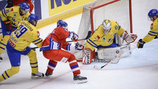 Tomáš Rolinek (uprostřed) zkouší vyzrát na švédského gólmana Henrika Karlssona. Tomáš Rolinek (uprostřed) zkouší vyzrát na švédského gólmana Henrika Karlssona.