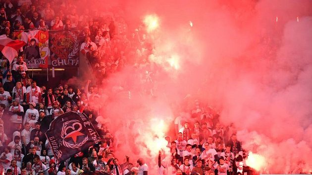 Slávističtí fandové při derby. Slávističtí fandové při derby.