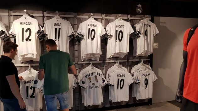 Ve fanshopu Realu Madrid se již brzy objeví i ženské dresy. Ve fanshopu Realu Madrid se již brzy objeví i ženské dresy.