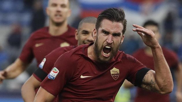 Záložník AS Řím Kevin Strootman se raduje ze vstřelené branky proti Laziu. Záložník AS Řím Kevin Strootman se raduje ze vstřelené branky proti Laziu.