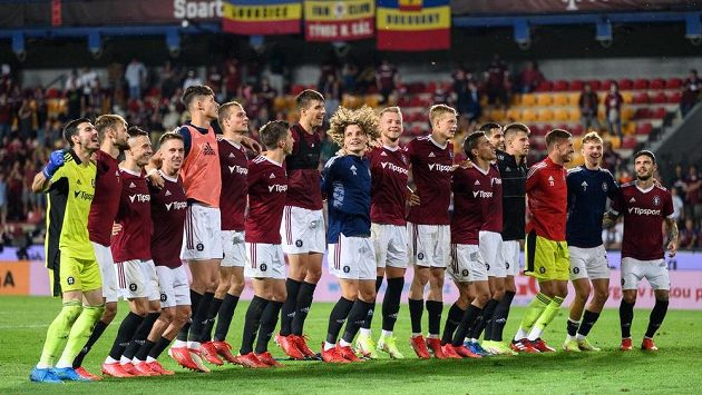 Fotbalisté Sparty Praha během děkovačky po utkání s Hradcem Králové. Fotbalisté Sparty Praha během děkovačky po utkání s Hradcem Králové.