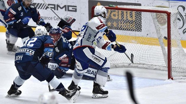 Martin Zaťovič (vpravo) z Brna překonává Dominika Frodla v brance Plzně. Přihlížejí plzeňští hráči Lukáš Pulpán (vlevo) a Filip Suchý. Martin Zaťovič (vpravo) z Brna překonává Dominika Frodla v brance Plzně. Přihlížejí plzeňští hráči Lukáš Pulpán (vlevo) a Filip Suchý.