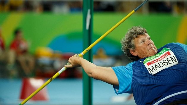 Angela Madsenová na archivním snímku z roku 2016 při soutěži v hodu oštěpem na paralympijských hrách v Riu de Janeiro. Angela Madsenová na archivním snímku z roku 2016 při soutěži v hodu oštěpem na paralympijských hrách v Riu de Janeiro.