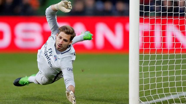 Kevin Trapp, brankář fotbalistů PSG, inkasuje v ligovém utkání v Metách. Kevin Trapp, brankář fotbalistů PSG, inkasuje v ligovém utkání v Metách.