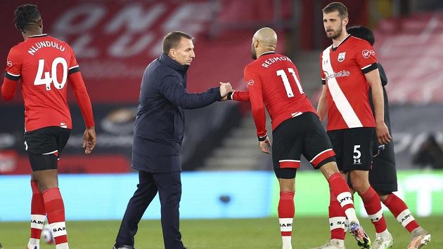 Trenér Leicesteru Brendan Rodgers se zdraví s fotbalisty Southamptonu. Trenér Leicesteru Brendan Rodgers se zdraví s fotbalisty Southamptonu.