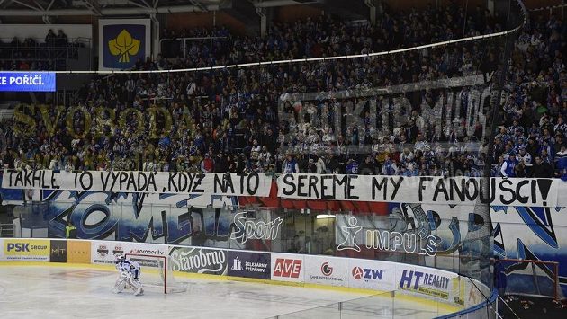 Fanoušci Brna zareagovali na debakl se Spartou po svém. Ani to však Kometu neprobralo, protože doma prohrála s Pardubicemi. Fanoušci Brna zareagovali na debakl se Spartou po svém. Ani to však Kometu neprobralo, protože doma prohrála s Pardubicemi.