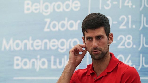 Novak Djokovič během tiskové konference v Bělehradě. Novak Djokovič během tiskové konference v Bělehradě.