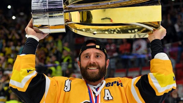 Litvínovský útočník Martin Ručinský s pohárem pro mistra extraligy. Litvínovský útočník Martin Ručinský s pohárem pro mistra extraligy.