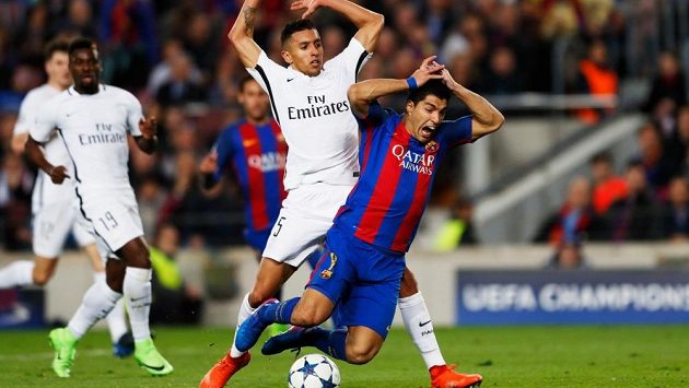 Barcelonský Luis Suárez padá, sudí proti PSG v utkání Ligy mistrů v sezoně 2016/17 nařídil penaltu. Barcelonský Luis Suárez padá, sudí proti PSG v utkání Ligy mistrů v sezoně 2016/17 nařídil penaltu.