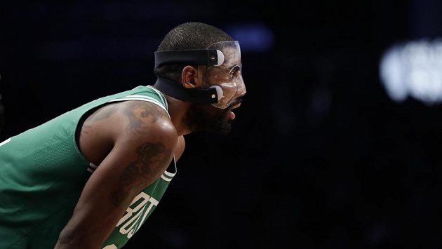 Kyrie Irving nastoupil s ochrannou obličejovou maskou Kyrie Irving nastoupil s ochrannou obličejovou maskou