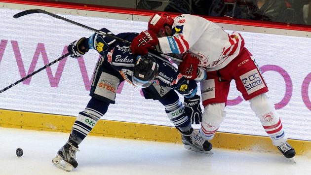Vítkovický útočník Petr Strapáč (vlevo) v souboji s třineckým obráncem Tomášem Linhartem. Vítkovický útočník Petr Strapáč (vlevo) v souboji s třineckým obráncem Tomášem Linhartem.