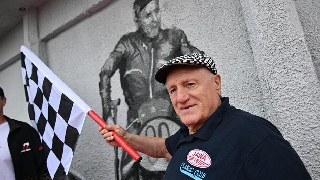 Někdejší motocyklový závodník Peter Baláž se zúčastnil křtu graffiti připomínajícího závodní historii Brna, které pokrylo zeď ve starém depu Masarykova okruhu. Někdejší motocyklový závodník Peter Baláž se zúčastnil křtu graffiti připomínajícího závodní historii Brna, které pokrylo zeď ve starém depu Masarykova okruhu.