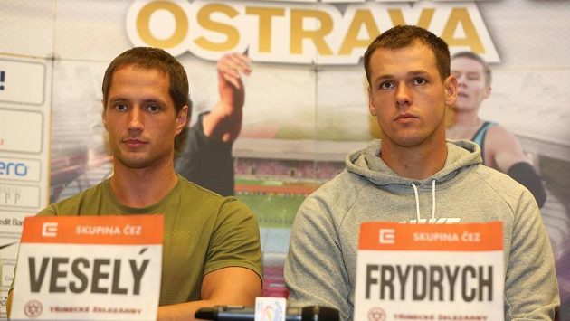 Oštěpaři Vítězslav Veselý a Petr Frydrych na tiskové konferenci před atletickým mítinkem Zlatá tretra. Oštěpaři Vítězslav Veselý a Petr Frydrych na tiskové konferenci před atletickým mítinkem Zlatá tretra.
