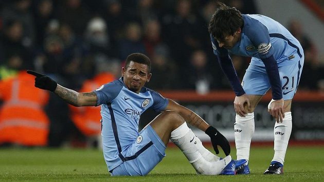 Zraněný Gabriel Jesus z Manchesteru City a David Silva při utkání s Bournemouthem. Zraněný Gabriel Jesus z Manchesteru City a David Silva při utkání s Bournemouthem.
