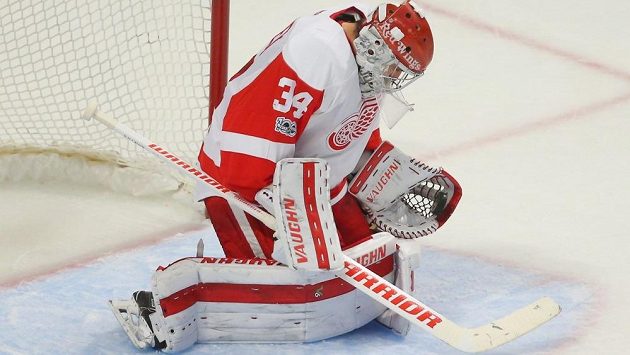 Brankář nikdy neví, kam hráč vystřelí, někdy trefí i jeho masku. Petr Mrázek z Detroitu tento pocit poznal naposledy proti Chicagu, když se do rány opřel Ryan Hartman. Brankář nikdy neví, kam hráč vystřelí, někdy trefí i jeho masku. Petr Mrázek z Detroitu tento pocit poznal naposledy proti Chicagu, když se do rány opřel Ryan Hartman.