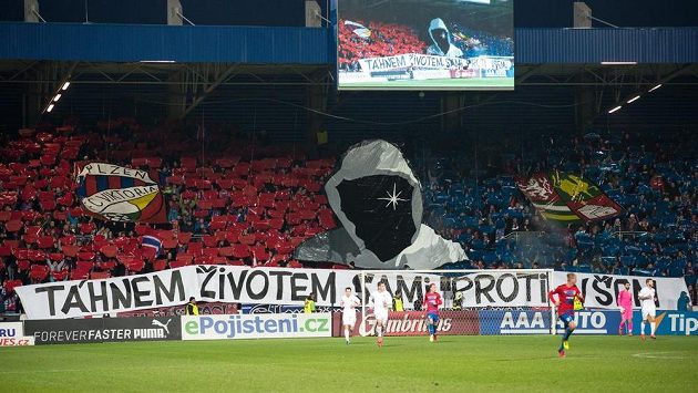 Choreo fanoušků Viktorie Plzeň během zápasu se Spartou. Choreo fanoušků Viktorie Plzeň během zápasu se Spartou.