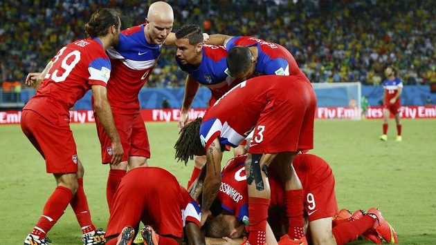 Fotbalisté USA slaví gól v síti Ghany na mistrovství světa v Brazílii. Fotbalisté USA slaví gól v síti Ghany na mistrovství světa v Brazílii.