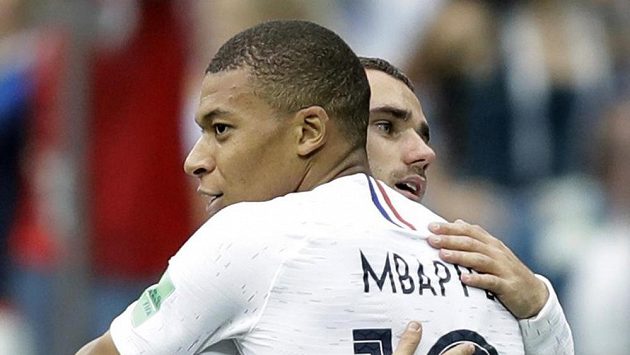 Francouz Antoine Griezmann (vzadu) se raduje z gólu proti Uruguayi s Kylianem Mbappém. Francouz Antoine Griezmann (vzadu) se raduje z gólu proti Uruguayi s Kylianem Mbappém.