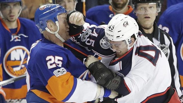Jason Chimera z NY Islanders v bitce s Lukášem Sedlákem z Columbusu (vpravo). Kanaďan Čecha porazil. Jason Chimera z NY Islanders v bitce s Lukášem Sedlákem z Columbusu (vpravo). Kanaďan Čecha porazil.