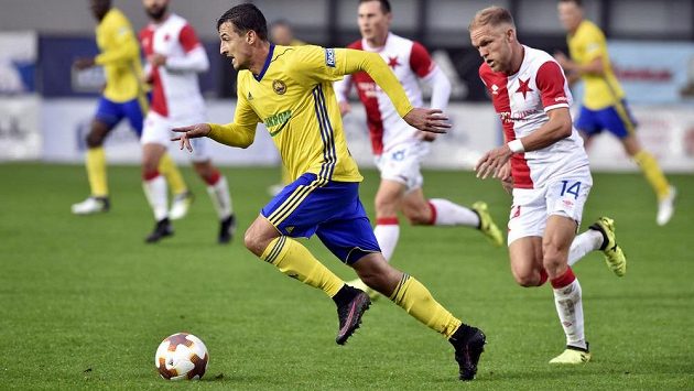 Vukadin Vukadinovič ze Zlína uniká Micku van Burenovi ze Slavie v utkání první ligy. Vukadin Vukadinovič ze Zlína uniká Micku van Burenovi ze Slavie v utkání první ligy.