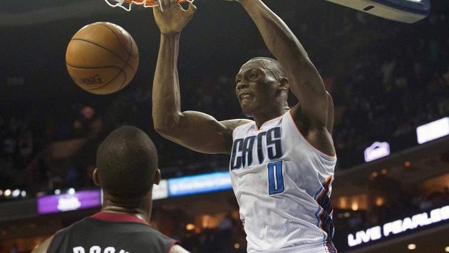 Basketbalista Charlotte Bobcats Bismack Biyombo smečuje míč do koše v utkání proti Miami Heat. Basketbalista Charlotte Bobcats Bismack Biyombo smečuje míč do koše v utkání proti Miami Heat.