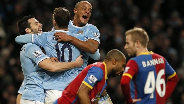 Jediný střelec Manchesteru City Edin Džeko (zády) a jeho spoluhráči Álvaro Negredo (vlevo) a Vincent Kompany (uprostřed) se radují z výhry nad Crystal Palace. Jediný střelec Manchesteru City Edin Džeko (zády) a jeho spoluhráči Álvaro Negredo (vlevo) a Vincent Kompany (uprostřed) se radují z výhry nad Crystal Palace.