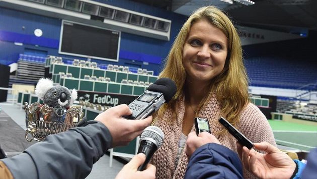 Lucie Šafářová při rozhovoru s novináři v Ostravě, vlevo vzadu je její pohár za vítězství ve čtyřhře na Australian Open. Lucie Šafářová při rozhovoru s novináři v Ostravě, vlevo vzadu je její pohár za vítězství ve čtyřhře na Australian Open.