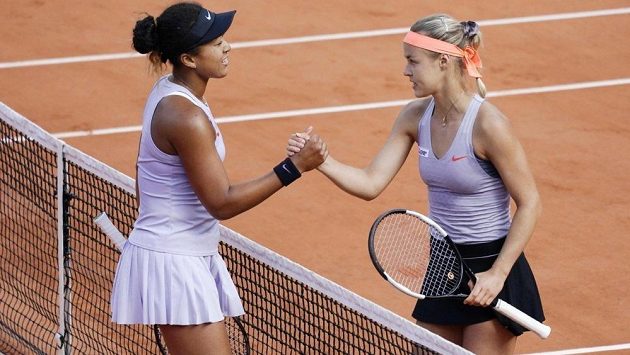 Naomi Ósakaová a Anna Karolína Schmiedlová po utkání. Naomi Ósakaová a Anna Karolína Schmiedlová po utkání.