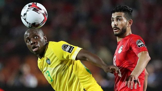 V akci Nyasha Mushekwi (vlevo) ze Zimbabwe a Egypťan Ayman Ashraf. V akci Nyasha Mushekwi (vlevo) ze Zimbabwe a Egypťan Ayman Ashraf.