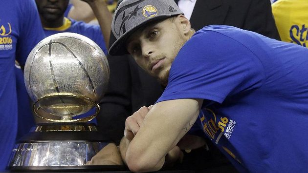 Opora basketbalistů Golden State Warriors Stephen Curry s trofejí pro vítěze play off Západní konference NBA. Opora basketbalistů Golden State Warriors Stephen Curry s trofejí pro vítěze play off Západní konference NBA.