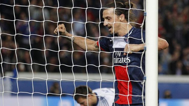 Hvězda Paris Saint-Germain Zlatan Ibrahimovic nedohrál středeční zápas proti Chelsea kvůli svalovému zranění. Hvězda Paris Saint-Germain Zlatan Ibrahimovic nedohrál středeční zápas proti Chelsea kvůli svalovému zranění.
