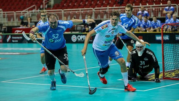 Legenda v akci. Mika Kohonen (vpravo) v souboji s Estoncem Randem Krammem. Legenda v akci. Mika Kohonen (vpravo) v souboji s Estoncem Randem Krammem.