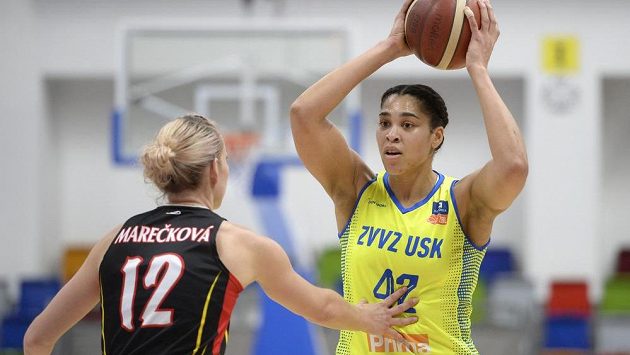 Zleva Tereza Marečková z Hradce a Brionna Alaine Jonesová z USK Praha. Zleva Tereza Marečková z Hradce a Brionna Alaine Jonesová z USK Praha.