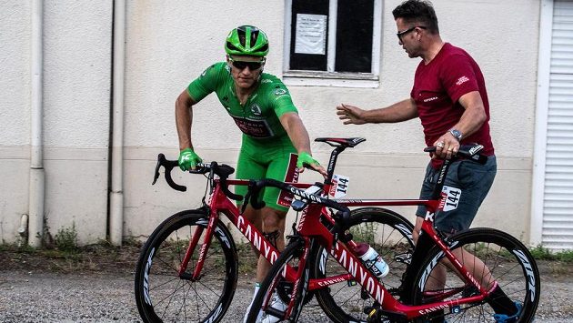 Jury cyklistického závodu Tour de France upravila výsledky nedělní druhé etapy, jejíž spurt ovlivnil pád v poslední zatáčce dva kilometry před cílem. Nejvíce na změnu pořadí doplatil německý rychlík Marcel Kittel a ze čtvrté příčky průběžného pořadí se propadl až na 138. místo. Jury cyklistického závodu Tour de France upravila výsledky nedělní druhé etapy, jejíž spurt ovlivnil pád v poslední zatáčce dva kilometry před cílem. Nejvíce na změnu pořadí doplatil německý rychlík Marcel Kittel a ze čtvrté příčky průběžného pořadí se propadl až na 138. místo.
