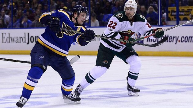 Opora St. Louis Blues Vladimir Tarasenko (91) v duelu s Minnesotou Opora St. Louis Blues Vladimir Tarasenko (91) v duelu s Minnesotou
