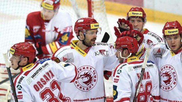 Třinecký útočník Jakub Klepiš (druhý zleva) oslavuje se spoluhráči druhý gól v síti Slavie. Třinecký útočník Jakub Klepiš (druhý zleva) oslavuje se spoluhráči druhý gól v síti Slavie.
