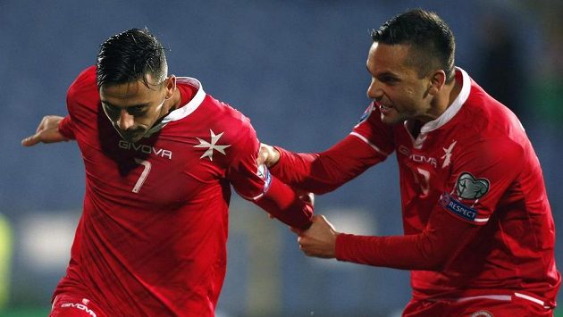 Clayton Failla (vlevo) oslavuje proměněnou penaltu proti Bulharsku. Prvním gratulantem je Andre Schembri. Clayton Failla (vlevo) oslavuje proměněnou penaltu proti Bulharsku. Prvním gratulantem je Andre Schembri.