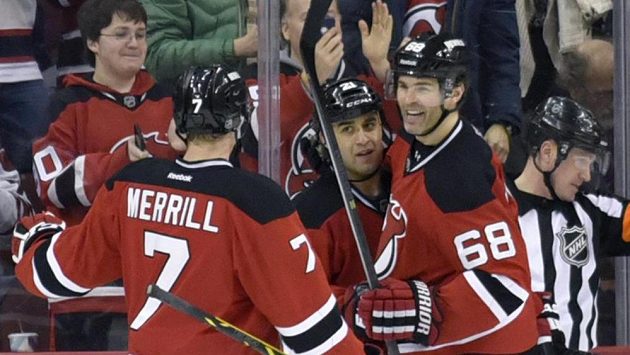 Hokejisté New Jersey Scott Gomez, Jon Merrill (7) a Jaromír Jágr (vpravo) slaví gól proti Arizoně. Hokejisté New Jersey Scott Gomez, Jon Merrill (7) a Jaromír Jágr (vpravo) slaví gól proti Arizoně.