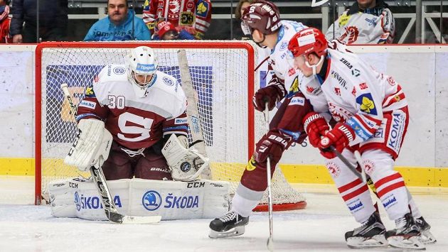 Sparťanský brankář Danny Taylor (vlevo) a útočník Pražanů Petr Kumstát a třinecký forvard Adam Rufer (vpravo) v utkání 49. kola hokejové Tipsport extraligy. Sparťanský brankář Danny Taylor (vlevo) a útočník Pražanů Petr Kumstát a třinecký forvard Adam Rufer (vpravo) v utkání 49. kola hokejové Tipsport extraligy.