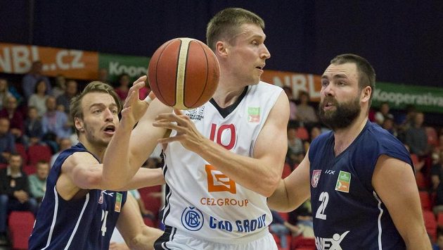 Finále play off basketbalové ligy mužů v Nymburku. Zleva Šimon Ježek z Děčína, Pavel Houška z Nymburka a Jiří Jelínek z Děčína. Finále play off basketbalové ligy mužů v Nymburku. Zleva Šimon Ježek z Děčína, Pavel Houška z Nymburka a Jiří Jelínek z Děčína.