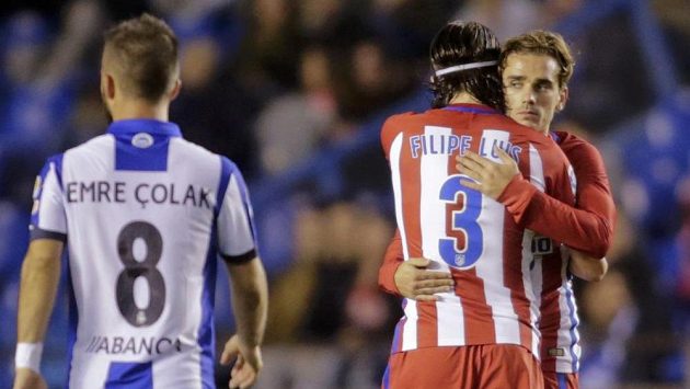 Antoine Griezmann (vpravo) z Atlétika přijímá gratulaci ke gólu proti Deportivu La Coruňa od spoluhráče Filipe Luise. Antoine Griezmann (vpravo) z Atlétika přijímá gratulaci ke gólu proti Deportivu La Coruňa od spoluhráče Filipe Luise.