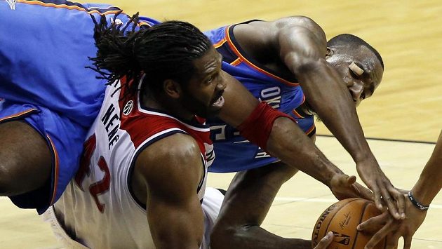 Brazilec Nene (vlevo) z Wizards se snaží udržet míč před dotírajícími hráči Oklahomy. Brazilec Nene (vlevo) z Wizards se snaží udržet míč před dotírajícími hráči Oklahomy.