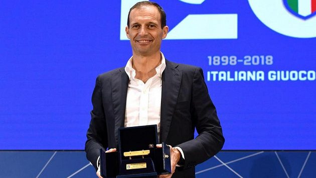 Kouč Juventusu Massimiliano Allegri coby vítěz ankety Panchina d'Oro (Zlatá lavička). Kouč Juventusu Massimiliano Allegri coby vítěz ankety Panchina d'Oro (Zlatá lavička).