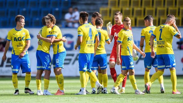 Štěpán Krunert z Teplic (třetí zleva) oslavuje se spoluhráči gól na 1:0. Štěpán Krunert z Teplic (třetí zleva) oslavuje se spoluhráči gól na 1:0.